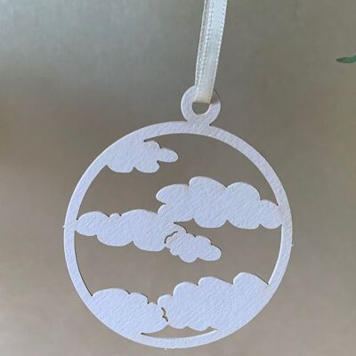 Etichette regalo realizzate con nuvole di carta naturale di colore bianco naturale
