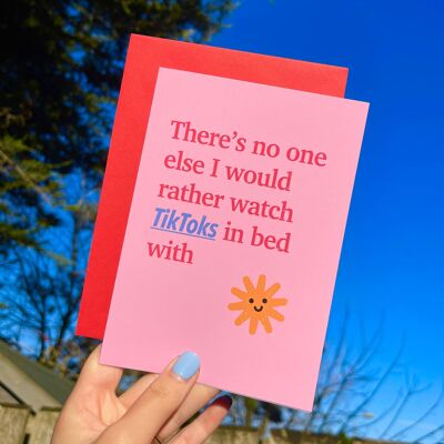 Non c'è nessun altro con cui preferirei guardare TikTok a letto - Biglietti d'auguri di San Valentino (5X7) Cartoline personalizzate divertenti, originali e interessanti