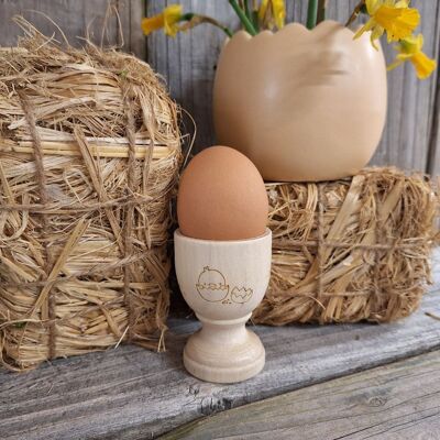 Eierbecher aus Holz mit Küken und Schale (Ostern, Eier, Brunch)