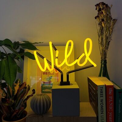 Neonschild „Wild“.