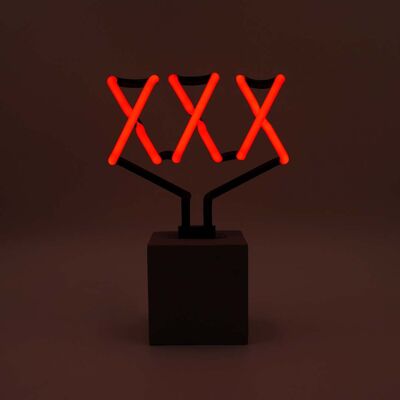 Neonschild „XXX“.