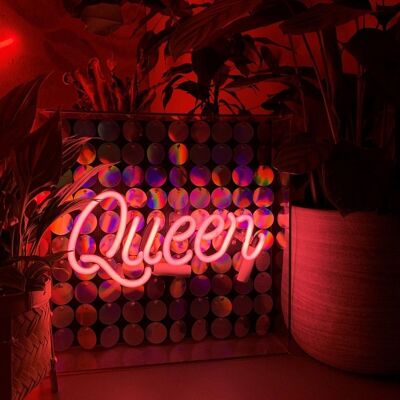 Glas-Neonschild „Queen“ mit Pailletten