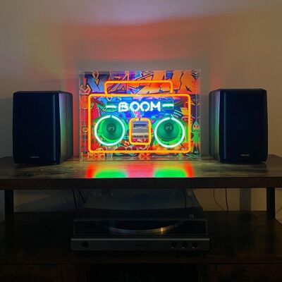 Großes Glas-Leuchtreklame „Boom Box“.