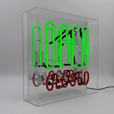 Großes Glas-Neonschild „Offen/Geschlossen“.