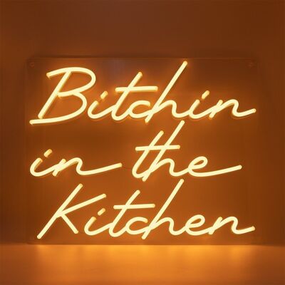 Orangefarbenes Neon-LED-Wandschild „Bitchin in the Kitchen“.
