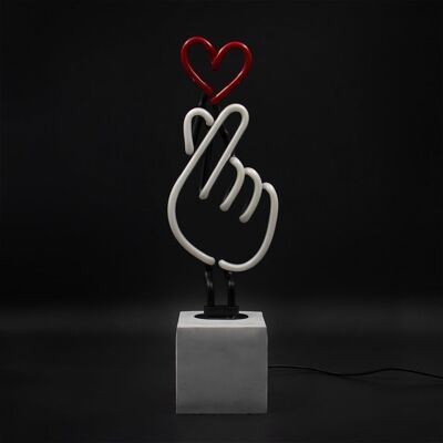 Letrero de neón con forma de "corazón de dedo"