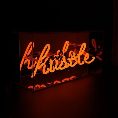 Glas-Neonschild „Hustle“.