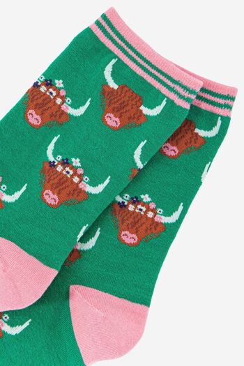 Chaussettes en bambou pour femme en forme de vache des Highlands avec couronne florale en vert rose 2