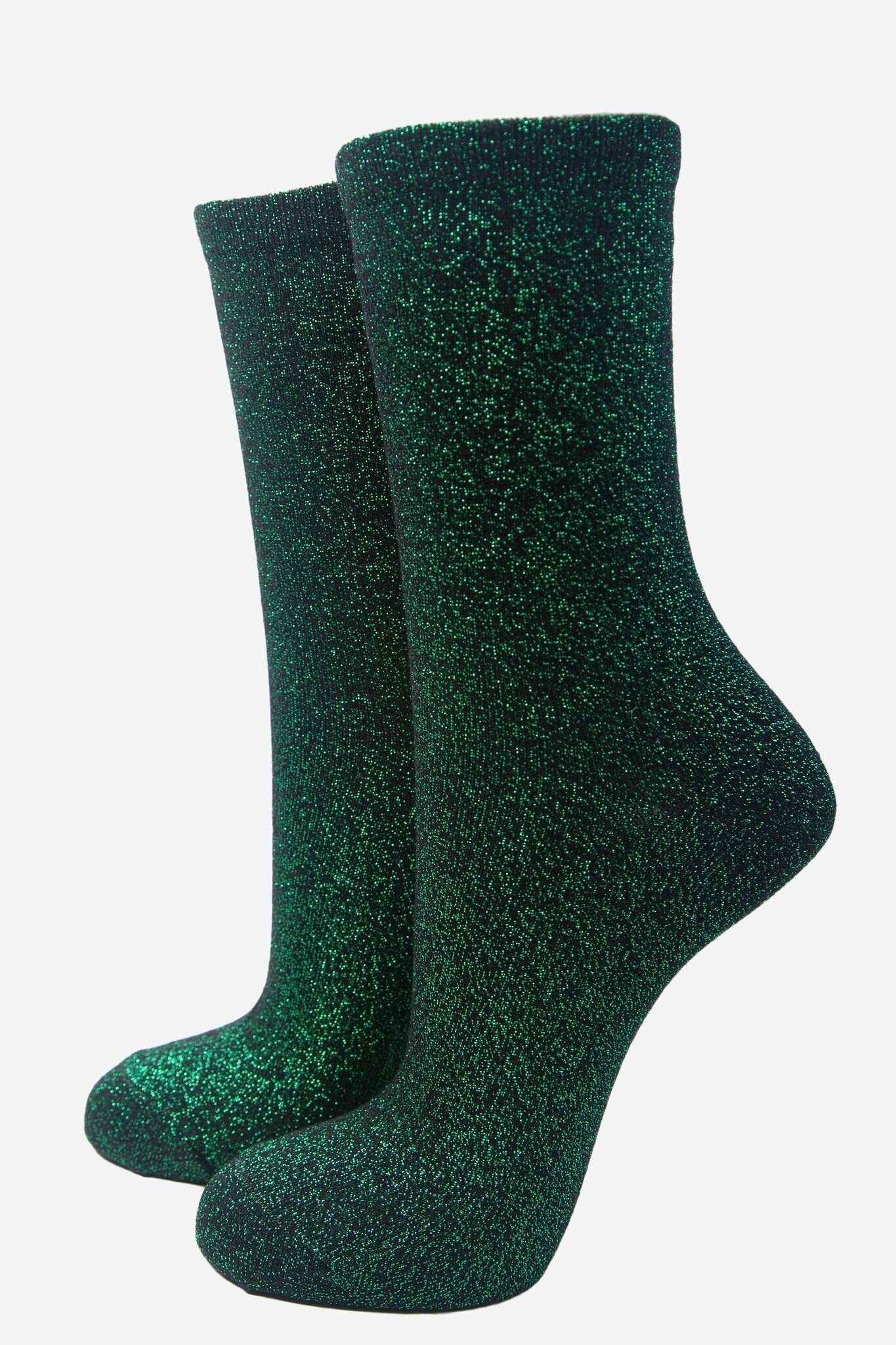 Schwarze, leuchtend grüne, durchgehend glitzernde Socken