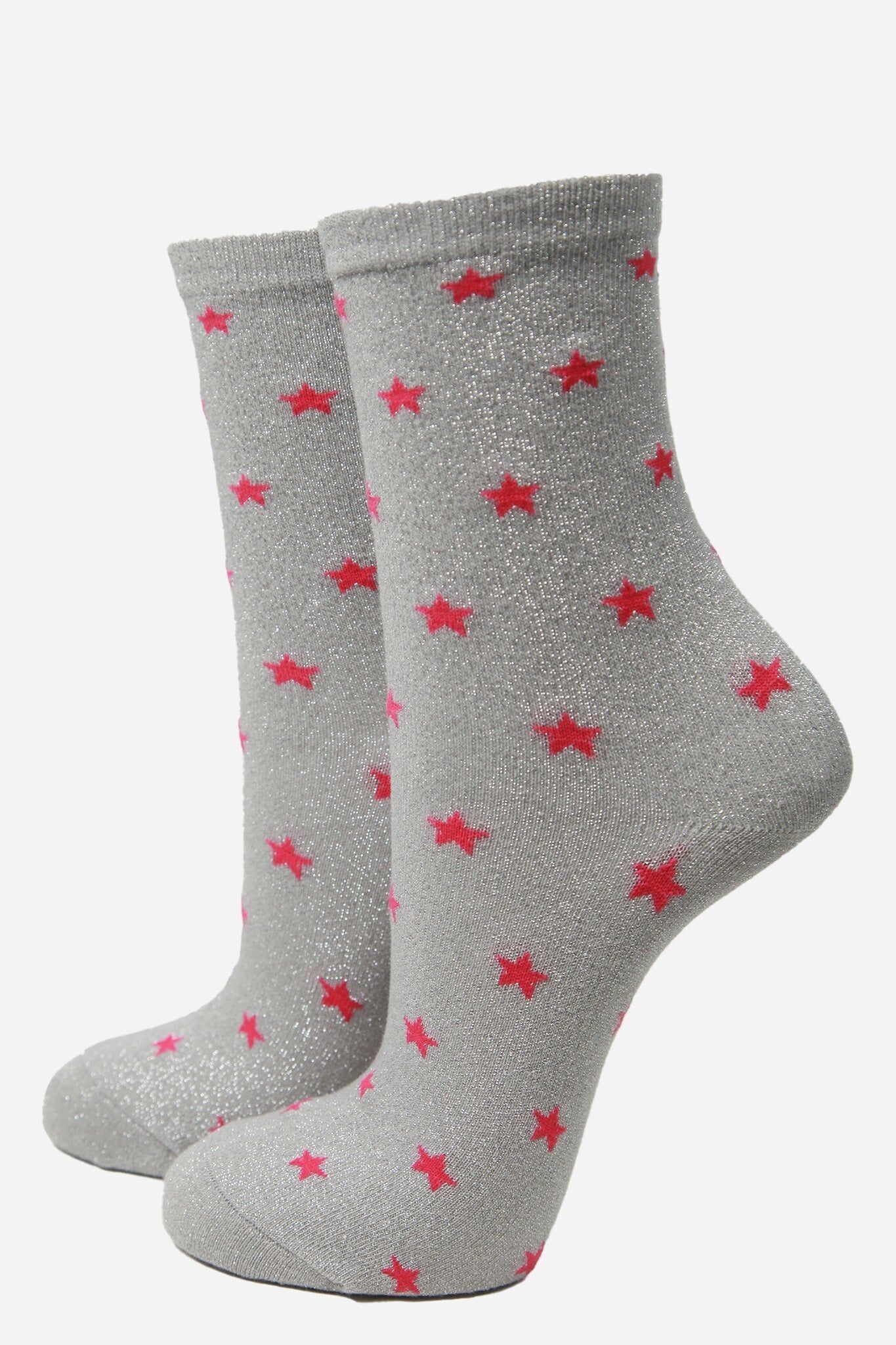Hellgraue, fuchsiafarbene, glitzernde Socken mit Sternenmuster