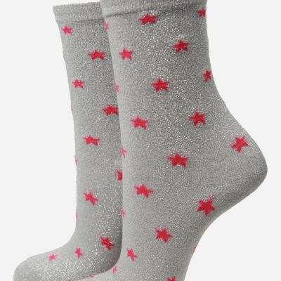 Hellgraue, fuchsiafarbene, glitzernde Socken mit Sternenmuster
