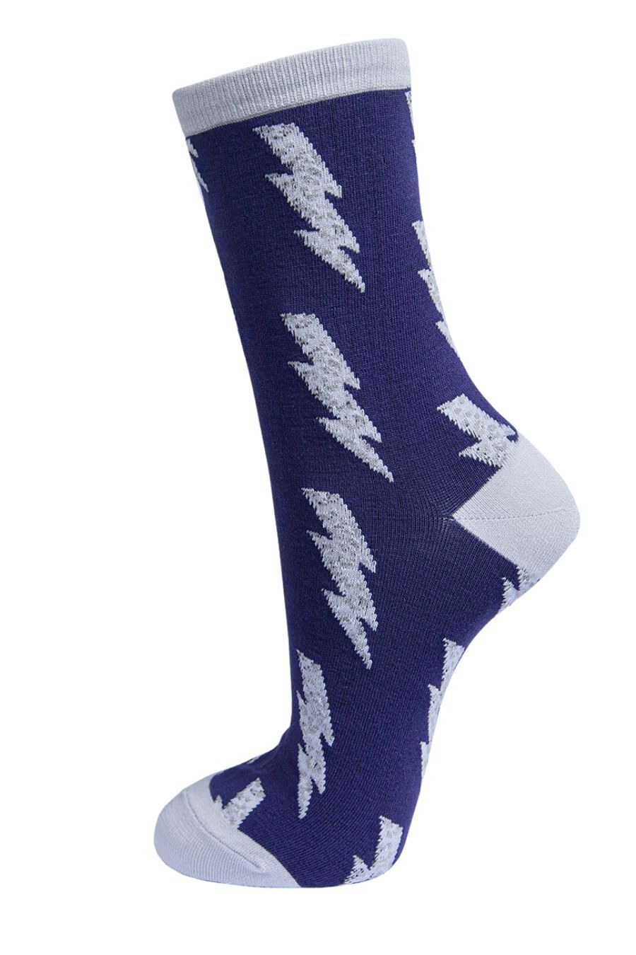 Damen-Socken aus Bambus mit Leopardenmuster und Tierblitzen in Marineblau