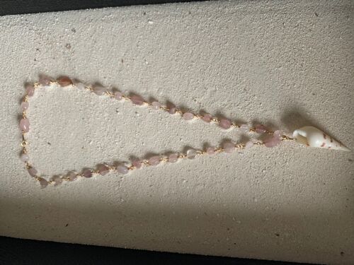 Collier "Moofushi" en quartz rose et coquillage