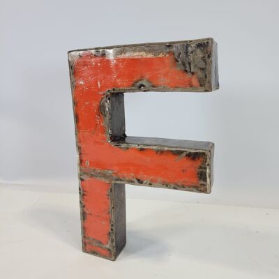 Letra "F" hecha de barriles de petróleo reciclados | 22 o 50 cm | Colores diferentes