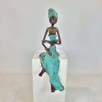 Sculpture en bronze "Femme qui lit" de Hamed Nikiema | 23 cm 10