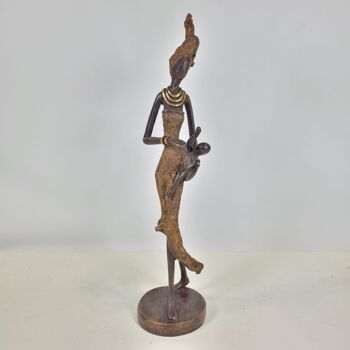 Sculpture en bronze "femme avec enfant dans les bras" de Karim | différentes tailles et couleurs 9