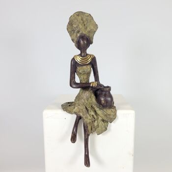 Sculpture en bronze "Femme assise avec amphore" de Soré | différentes tailles et couleurs 8