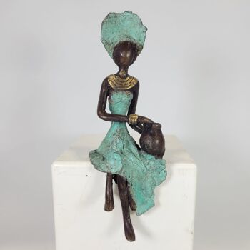 Sculpture en bronze "Femme assise avec amphore" de Soré | différentes tailles et couleurs 12