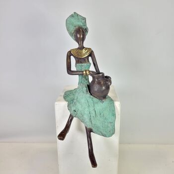 Sculpture en bronze "Femme assise avec amphore" de Soré | différentes tailles et couleurs 13