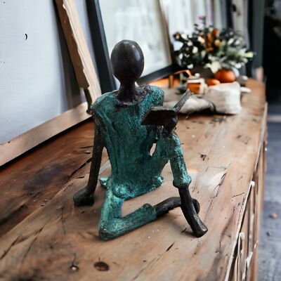 Bronze-Skulptur "L'enfant au livre" by Soré | 8 cm