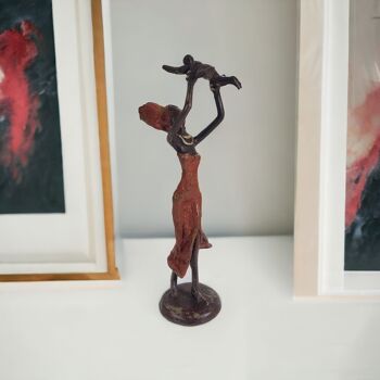Sculpture en bronze "Bébé dans les airs" de Soré | différentes tailles et couleurs 1
