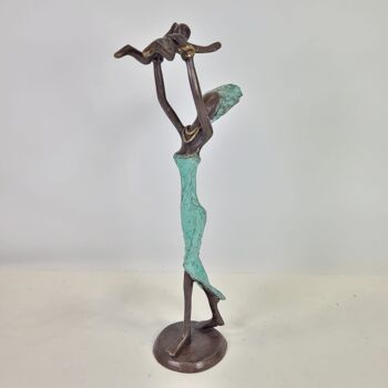 Sculpture en bronze "Bébé dans les airs" de Soré | différentes tailles et couleurs 13