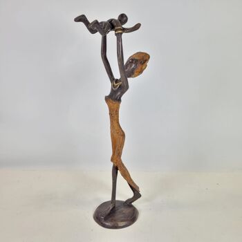 Sculpture en bronze "Bébé dans les airs" de Soré | différentes tailles et couleurs 22