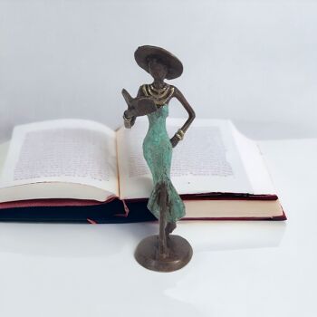 Sculpture en bronze "Femme à la livrée et au chapeau" de Soré | différentes tailles et couleurs 1