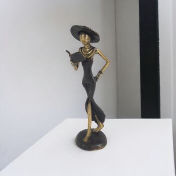 Sculpture en bronze "Femme à la livrée et au chapeau" de Soré | différentes tailles et couleurs 2