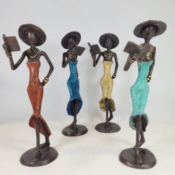 Sculpture en bronze "Femme à la livrée et au chapeau" de Soré | différentes tailles et couleurs 3