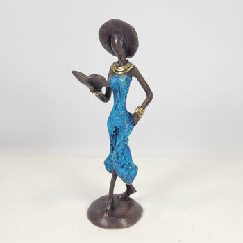 Sculpture en bronze "Femme à la livrée et au chapeau" de Soré | différentes tailles et couleurs 4