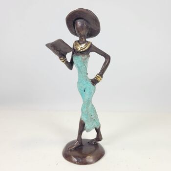 Sculpture en bronze "Femme à la livrée et au chapeau" de Soré | différentes tailles et couleurs 8