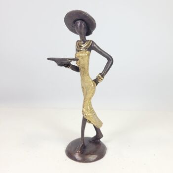 Sculpture en bronze "Femme à la livrée et au chapeau" de Soré | différentes tailles et couleurs 9