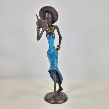 Sculpture en bronze "Femme à la livrée et au chapeau" de Soré | différentes tailles et couleurs 10