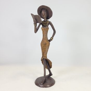 Sculpture en bronze "Femme à la livrée et au chapeau" de Soré | différentes tailles et couleurs 11