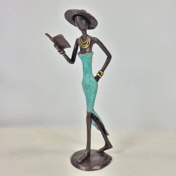 Sculpture en bronze "Femme à la livrée et au chapeau" de Soré | différentes tailles et couleurs 13