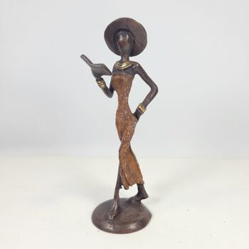 Sculpture en bronze "Femme à la livrée et au chapeau" de Soré | différentes tailles et couleurs 16