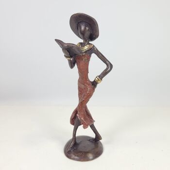 Sculpture en bronze "Femme à la livrée et au chapeau" de Soré | différentes tailles et couleurs 18
