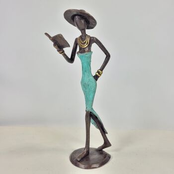 Sculpture en bronze "Femme à la livrée et au chapeau" de Soré | différentes tailles et couleurs 24