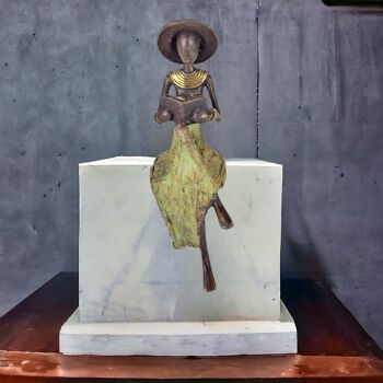 Sculpture en bronze "Femme assise avec livrée et chapeau" de Soré | différentes tailles et couleurs 1