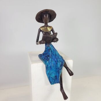 Sculpture en bronze "Femme assise avec livrée et chapeau" de Soré | différentes tailles et couleurs 2