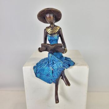 Sculpture en bronze "Femme assise avec livrée et chapeau" de Soré | différentes tailles et couleurs 3