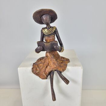 Sculpture en bronze "Femme assise avec livrée et chapeau" de Soré | différentes tailles et couleurs 4