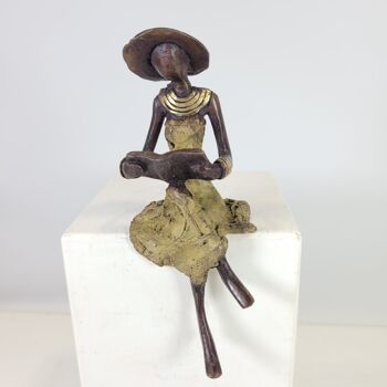 Sculpture en bronze "Femme assise avec livrée et chapeau" de Soré | différentes tailles et couleurs 5