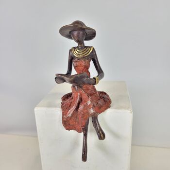 Sculpture en bronze "Femme assise avec livrée et chapeau" de Soré | différentes tailles et couleurs 6