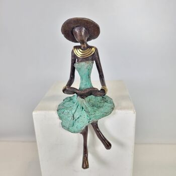 Sculpture en bronze "Femme assise avec livrée et chapeau" de Soré | différentes tailles et couleurs 7