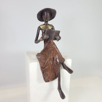 Sculpture en bronze "Femme assise avec livrée et chapeau" de Soré | différentes tailles et couleurs 9