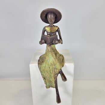 Sculpture en bronze "Femme assise avec livrée et chapeau" de Soré | différentes tailles et couleurs 10
