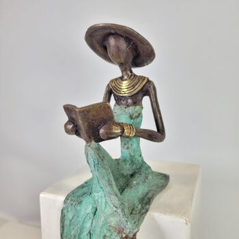 Sculpture en bronze "Femme assise avec livrée et chapeau" de Soré | différentes tailles et couleurs 12