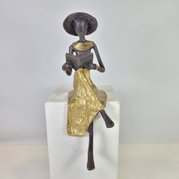 Sculpture en bronze "Femme assise avec livrée et chapeau" de Soré | différentes tailles et couleurs 13
